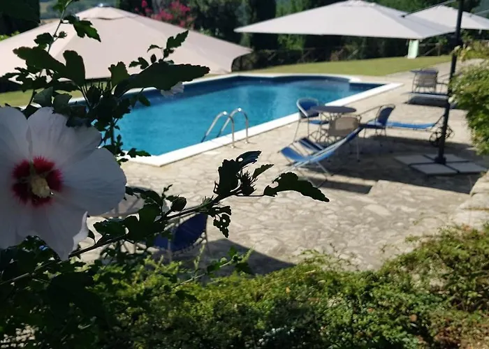 In Campagna Con Piscina A 펜션 *